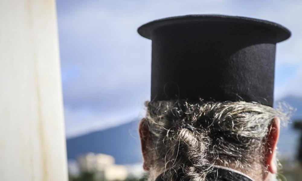 Θύμα ενδοοικογενειακής βίας έπεσε παπαδιά από τον ιερέα σύζυγό της